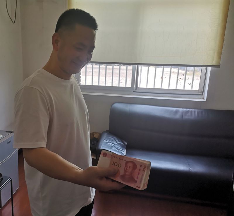 點贊！拾金不昧好的哥 萬元現金物歸原主