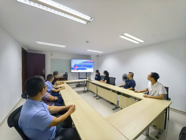 6常運集團藍海豚商旅組織職工觀看紀念中國人民抗日戰爭暨世界反法西斯戰爭勝利80周年閱兵式直播1_副本